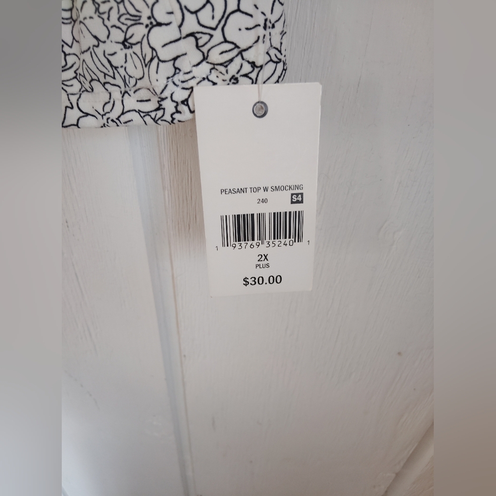 NWT!! Ophlia Roe, Chic V-Neck Floral Blouse. Size 2X - Picture 4 of 8